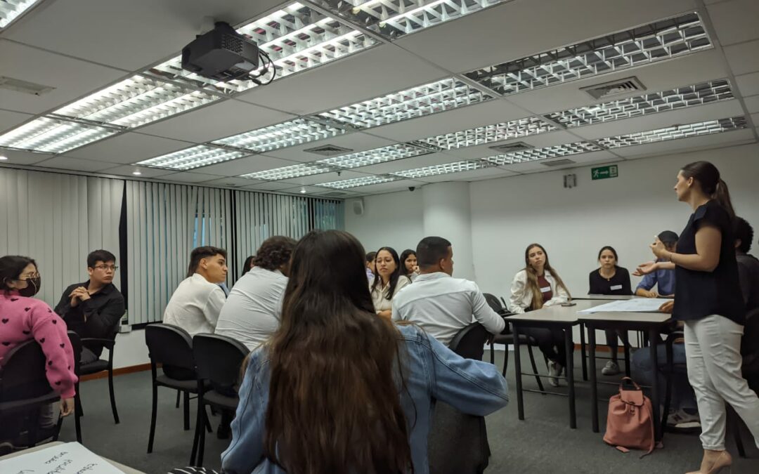 PROFESORAS Y ESTUDIANTES DE RELACIONES INDUSTRIALES PARTICIPARON EN MESA DE TRABAJO SOBRE LA FORMACIÓN EN MATERIA DE GESTIÓN DEL TALENTO HUMANO